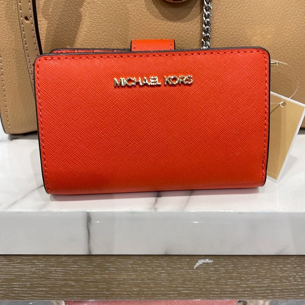 Michael Medium Crossgrain Leather Bifold Wallet
Red Clay 
NWT - Picture 7 of 16